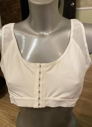 После операционный бюстгальтер, с спереди, на застежках, в белом цвете👌