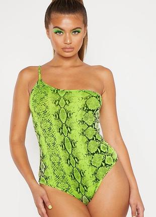 Prettylittlething новый (с биркой) боди-стринги на одно плечо с принтом лаймовой змеи, трендовый топ-бодик с змеиным принтом, размер m/l