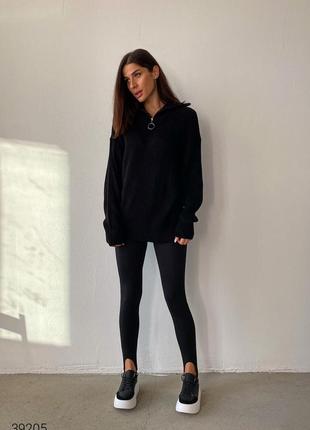 Чорний жіночий светр зі змійкою