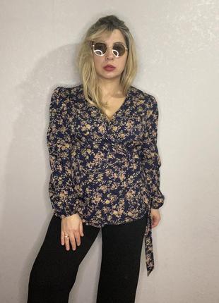 Цікава темно-синя блуза в квітах