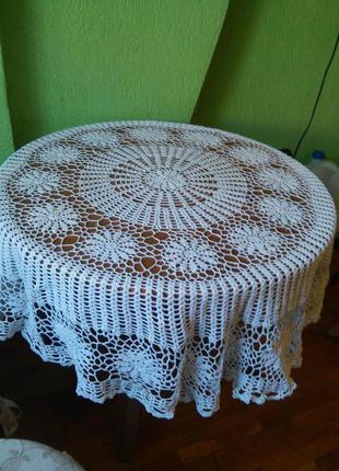 Шикарна крючкована скатертина на круглий стіл ручної роботи