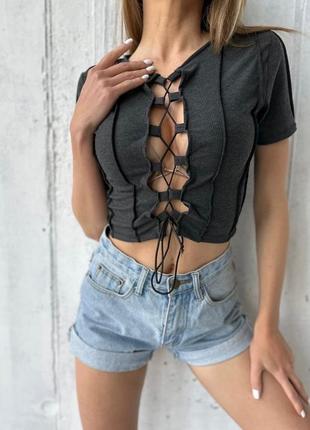 Жіночий топ в стилі печворк з завʼязками спереду