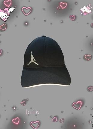 Головний убір із подовгуватим дашком із однієї сторони.