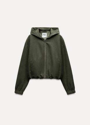 Фактурный брючный костюм в цвете хаки с кофтой на молнии и прямыми штанами