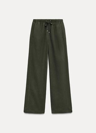 Фактурный брючный костюм в цвете хаки с кофтой на молнии и прямыми штанами