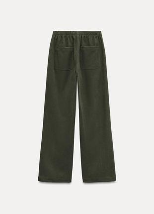 Фактурный брючный костюм в цвете хаки с кофтой на молнии и прямыми штанами