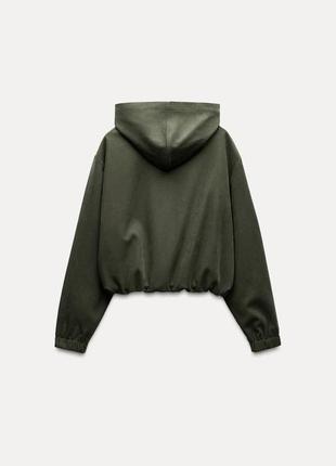 Фактурный брючный костюм в цвете хаки с кофтой на молнии и прямыми штанами