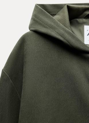 Фактурный брючный костюм в цвете хаки с кофтой на молнии и прямыми штанами