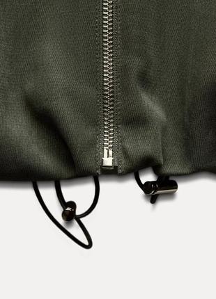 Фактурный брючный костюм в цвете хаки с кофтой на молнии и прямыми штанами