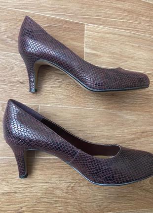 Clarks. модельні класичні шкіряні туфельки р 41.