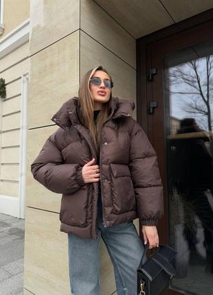 Стильна  курточка з кишенями капюшон відстібається, курточка виконана на кнопках. кишені застібаютьс