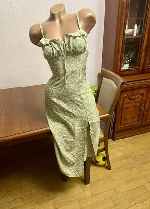 Гарна сукня з розрізом