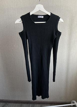 Черное платье в рубчик с открытыми плечами