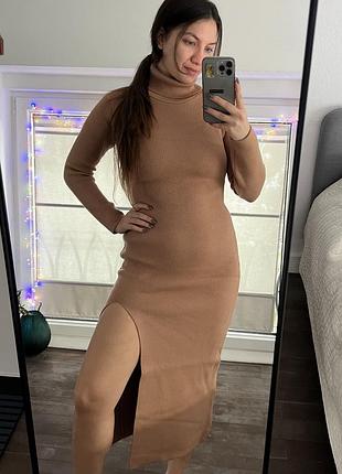 Теплое бежевое платье с разрезом на ноге