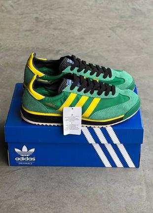 Кроссовки imagini cu sigla adidas para mujer en color rojo