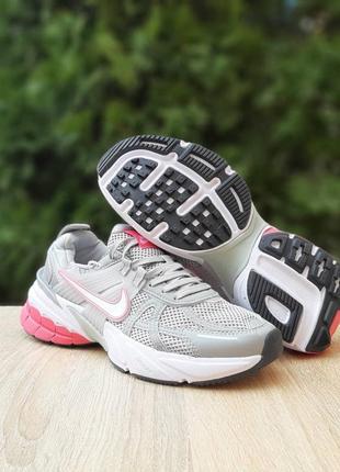 Кросівки жіночі