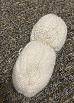 Моток белых нитей нити для вязания
