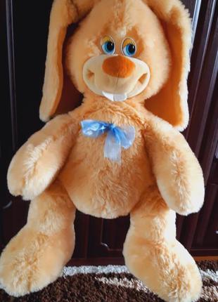 Величезний м'який заєць.