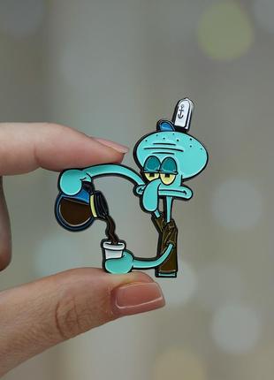 Металлический значок, пин "сквидвард и кофе. губка боб квадратные штаны" (знач0853)