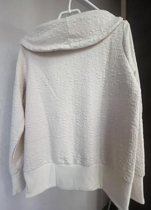 Светр молочний з імітацією капюшона