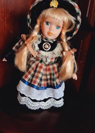 Винтажная фарфоровая кукла.