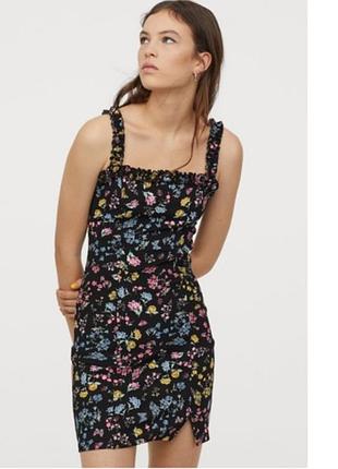 Короткое приталенное платье из крепового джерси