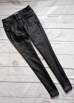 Скинны, брюки под кожу с напылением от denim chicoree