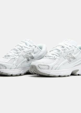 Кроссовки Features a linear New Balance logo for added style