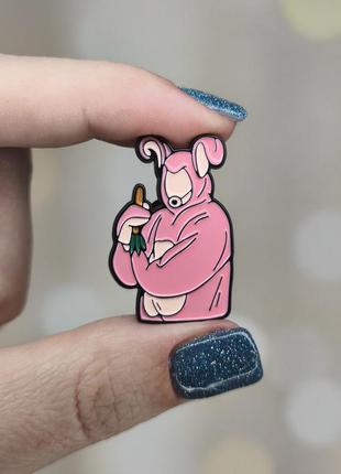 Металлический значок, пин "чендлер. розовый кролик. друзья" (знач0871)