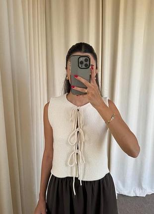 Вʼязана жилетка із завʼязками