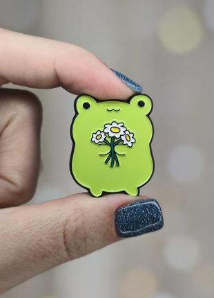 Металлический значок, пин "лягушка с цветами" (знач0883)