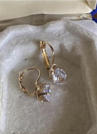 Серьги с сияющими кристаллами