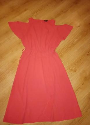 Яркое женское летнее платье с открытыми плечами