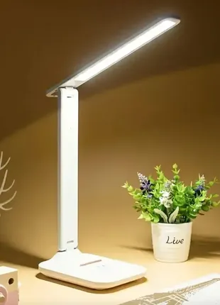 Настільна світлодіодна лампа з сенсорним керуванням.