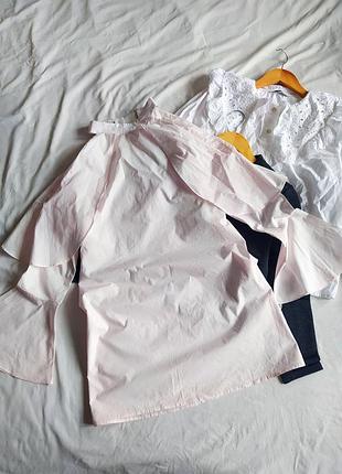 Нежно розовое прямое платье с открытыми плечами