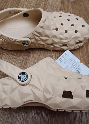 Женские сабо crocs classic geometric clog shitake клоги