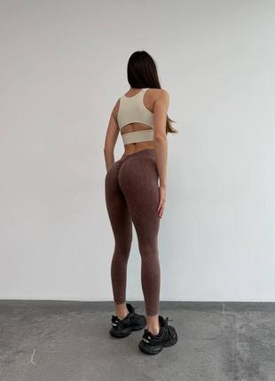 Женские лосины подчеркивает талию красиво сидит на теле очень удобные тянутся приятная ткань