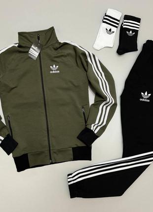 Костюм adidas: кофта-штани
2 пари шкарпетки у подарунок!