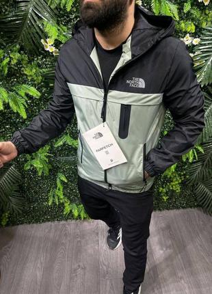 Мужская куртка-ветровка the north face на зиму в черно-зеленом цвете из качественного материала стильная и удобная