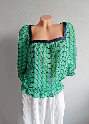 Шовкова блуза з квадратним вирізом.