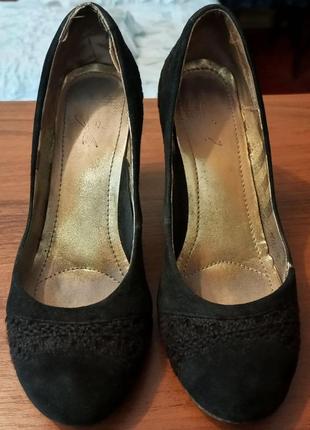 Черные элегантные туфли из натурального замша