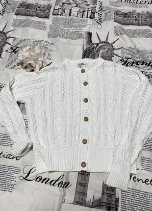 🍦белый кардиган на пуговицах.