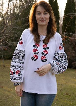Женская вышитая рубашка льняная