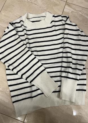 Теплый полосатый свитер
