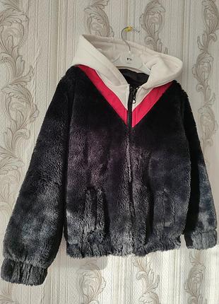 Демисезонная курточка на девочку на 4-5 лет