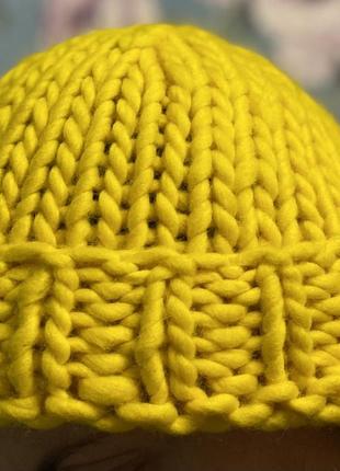 Женская зимняя желтая шапла из грубой нитки, шерсть1 фото