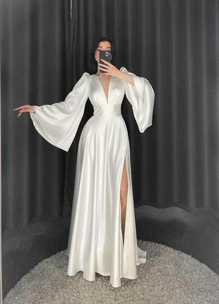 Белое платье из королевского атласа