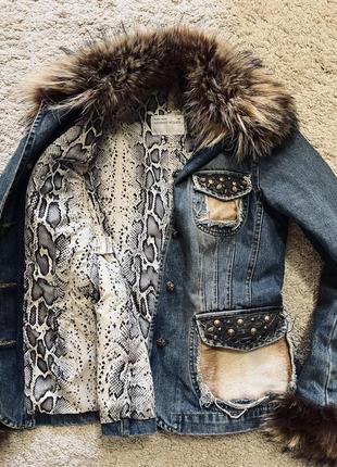 Куртка джинсовая alexander mcqueen оригинал бренд курточка джинс с мехом енота и пони размер s,м указан размер 42