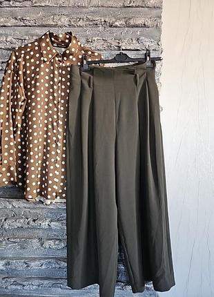 Широкие стильные брюки хаки с карманами высокая талия cos