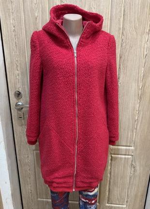 Яскраве червоне пальто від yfl reserved